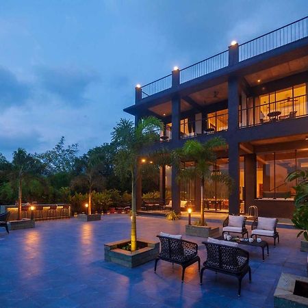 Sunset Boulevard By Stayvista - Lakeside Villa With Pet-Friendly Ambiance, Deck, Terrace, Plunge Pool & Modern Flair Karjat Exteriér fotografie