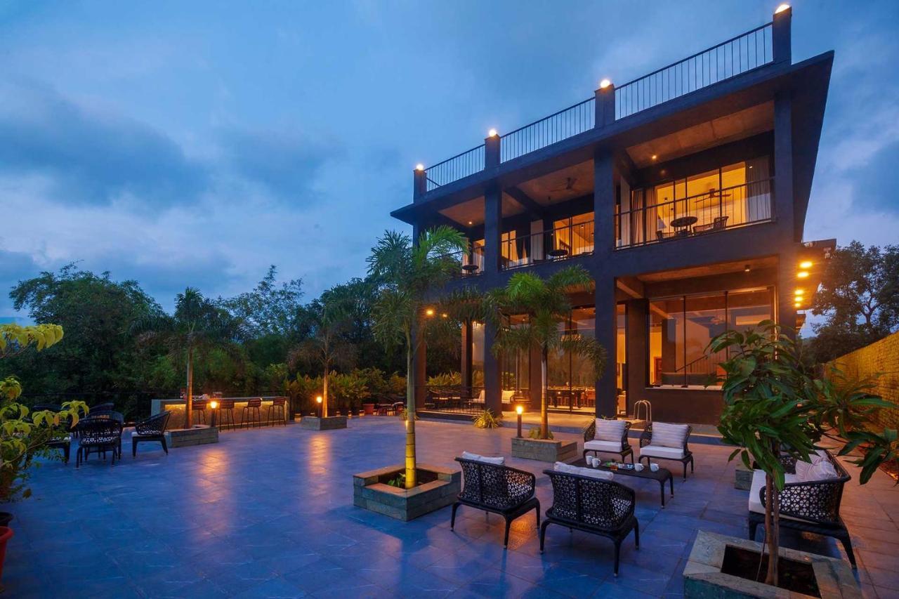 Sunset Boulevard By Stayvista - Lakeside Villa With Pet-Friendly Ambiance, Deck, Terrace, Plunge Pool & Modern Flair Karjat Exteriér fotografie