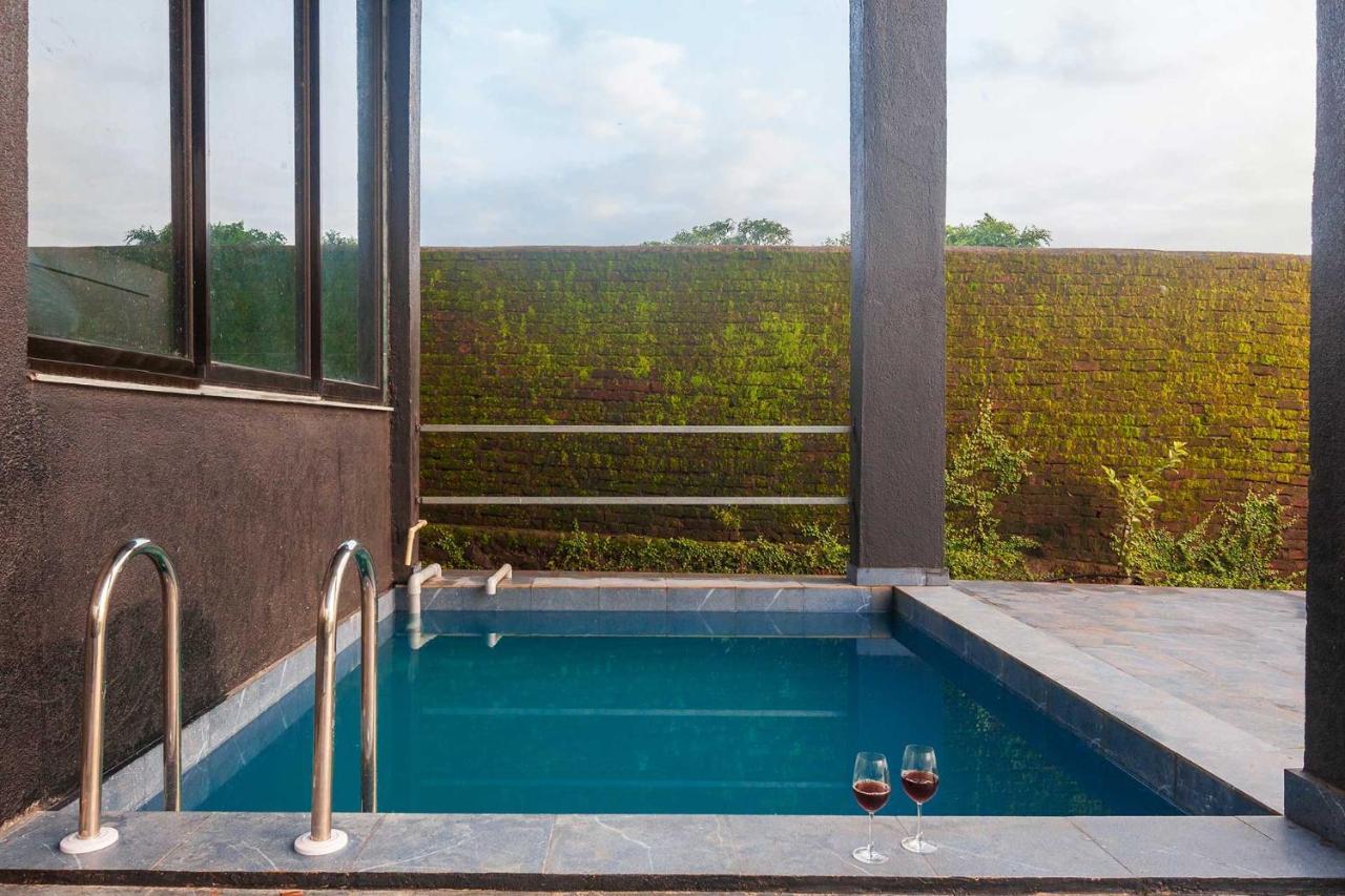 Sunset Boulevard By Stayvista - Lakeside Villa With Pet-Friendly Ambiance, Deck, Terrace, Plunge Pool & Modern Flair Karjat Exteriér fotografie