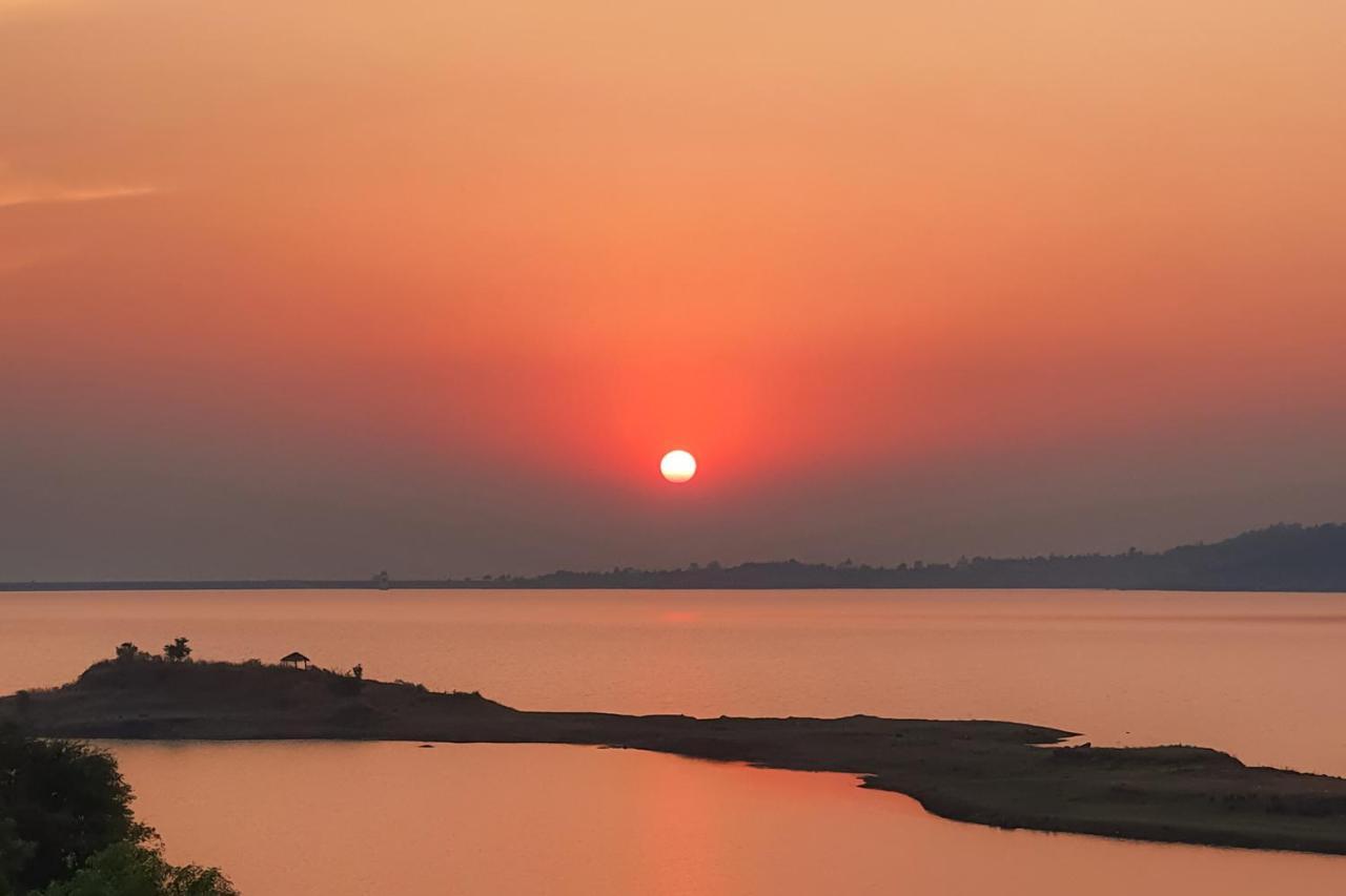 Sunset Boulevard By Stayvista - Lakeside Villa With Pet-Friendly Ambiance, Deck, Terrace, Plunge Pool & Modern Flair Karjat Exteriér fotografie