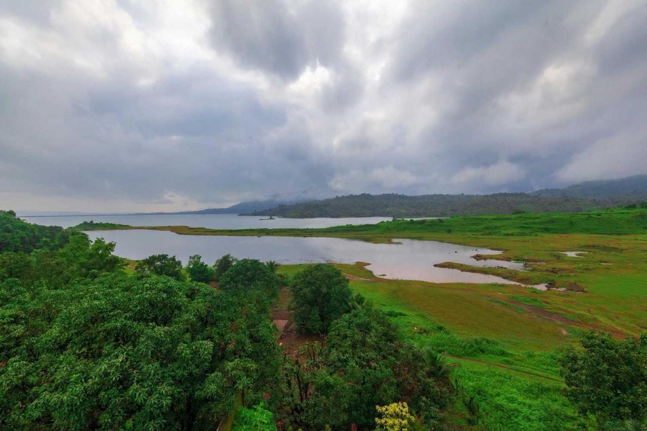 Sunset Boulevard By Stayvista - Lakeside Villa With Pet-Friendly Ambiance, Deck, Terrace, Plunge Pool & Modern Flair Karjat Exteriér fotografie