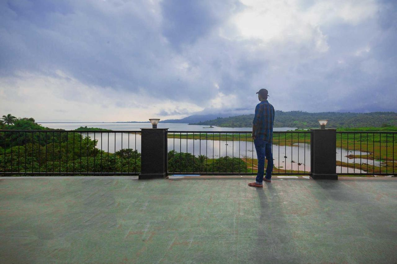 Sunset Boulevard By Stayvista - Lakeside Villa With Pet-Friendly Ambiance, Deck, Terrace, Plunge Pool & Modern Flair Karjat Exteriér fotografie