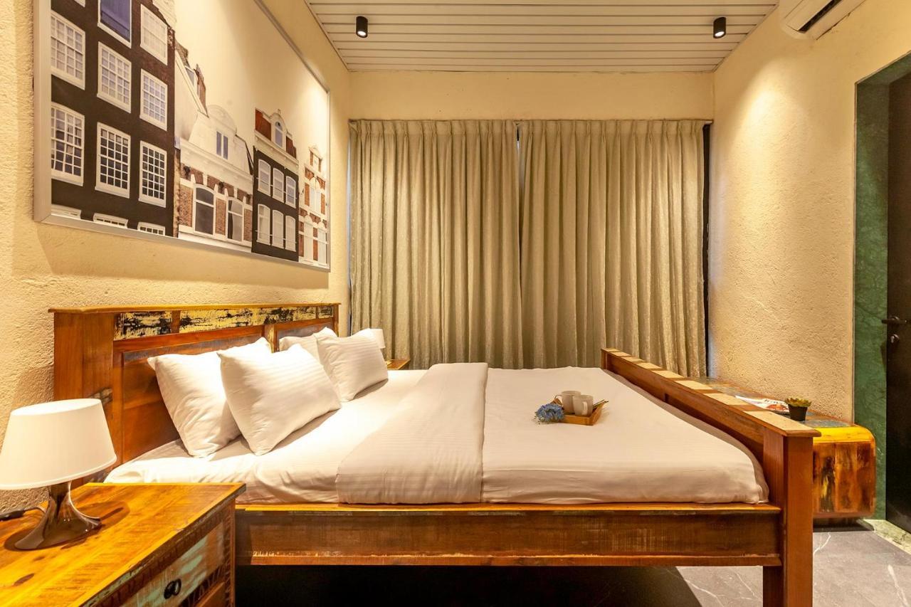 Sunset Boulevard By Stayvista - Lakeside Villa With Pet-Friendly Ambiance, Deck, Terrace, Plunge Pool & Modern Flair Karjat Exteriér fotografie