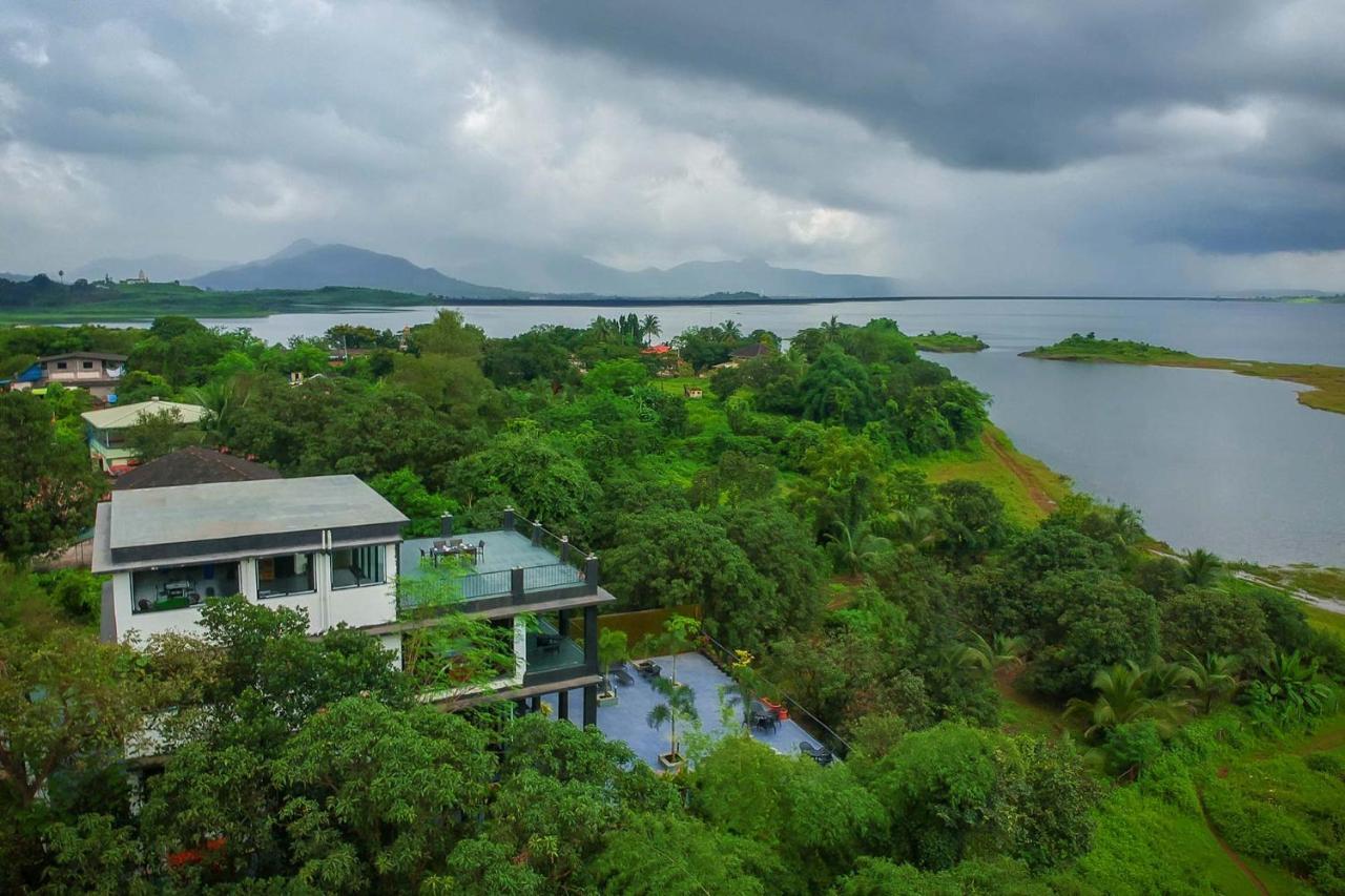 Sunset Boulevard By Stayvista - Lakeside Villa With Pet-Friendly Ambiance, Deck, Terrace, Plunge Pool & Modern Flair Karjat Exteriér fotografie