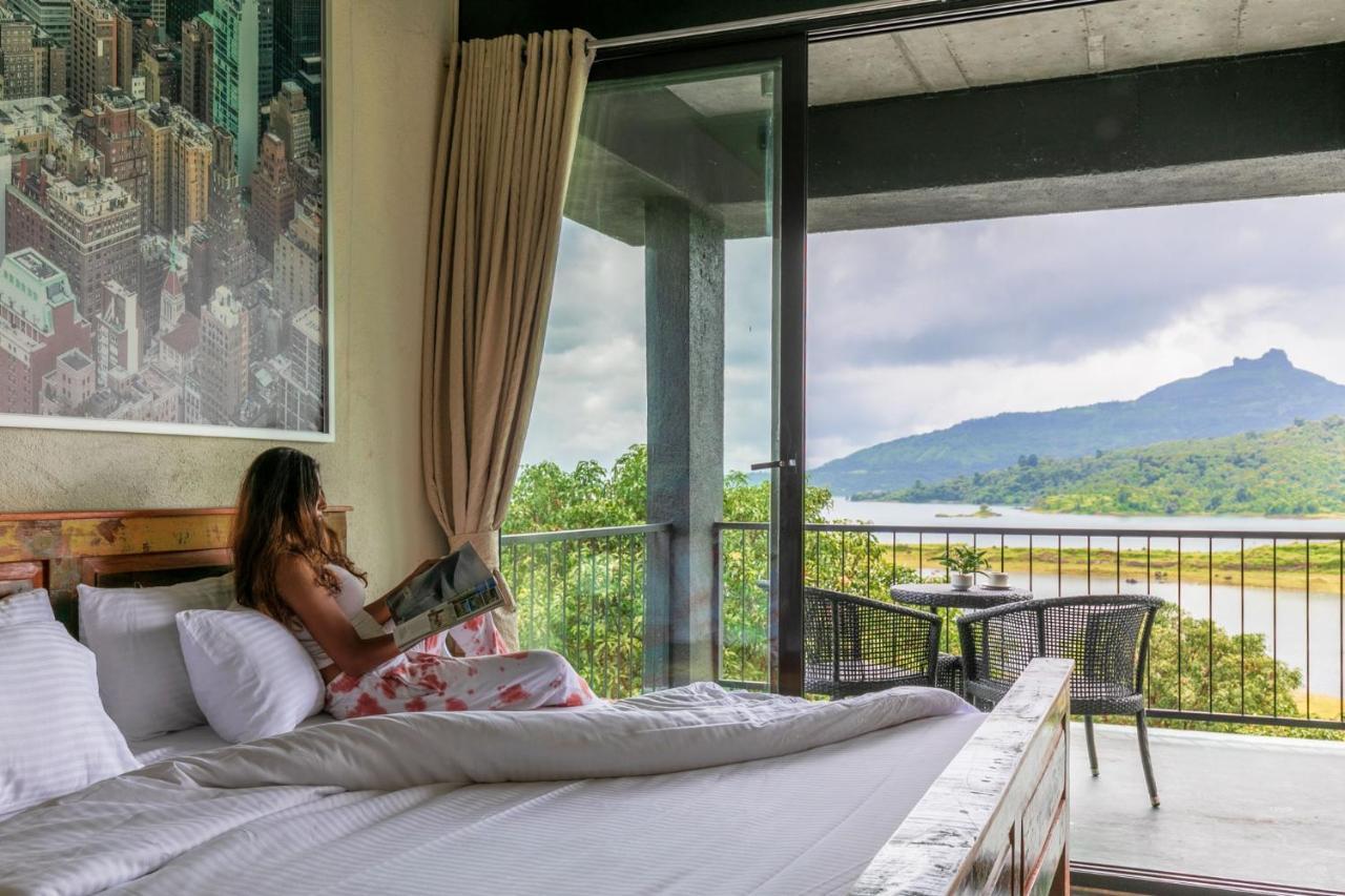 Sunset Boulevard By Stayvista - Lakeside Villa With Pet-Friendly Ambiance, Deck, Terrace, Plunge Pool & Modern Flair Karjat Exteriér fotografie